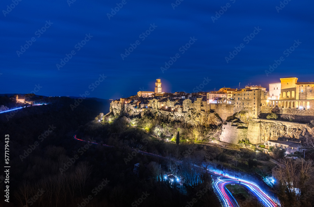 panorama al tramonto su pitigliano, in toscana