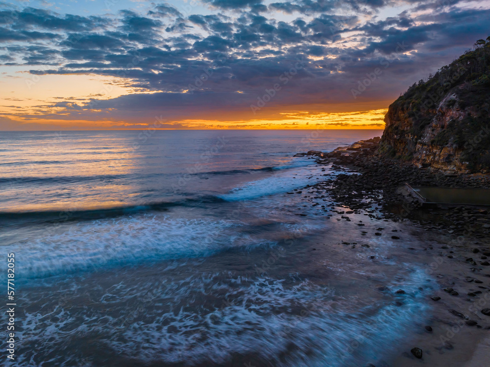 Obraz premium Sunrise at the seaside with clouds