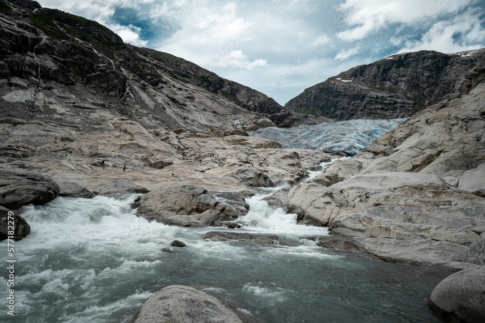 Gletscherfluss im Hochland von Norwegen Gletscherfluss im Hochland von Norwegen
