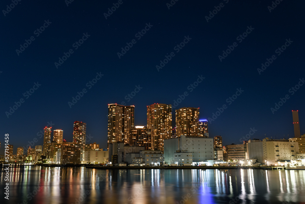 Obraz premium 勝どきタワマン群と豊海倉庫街の夜景