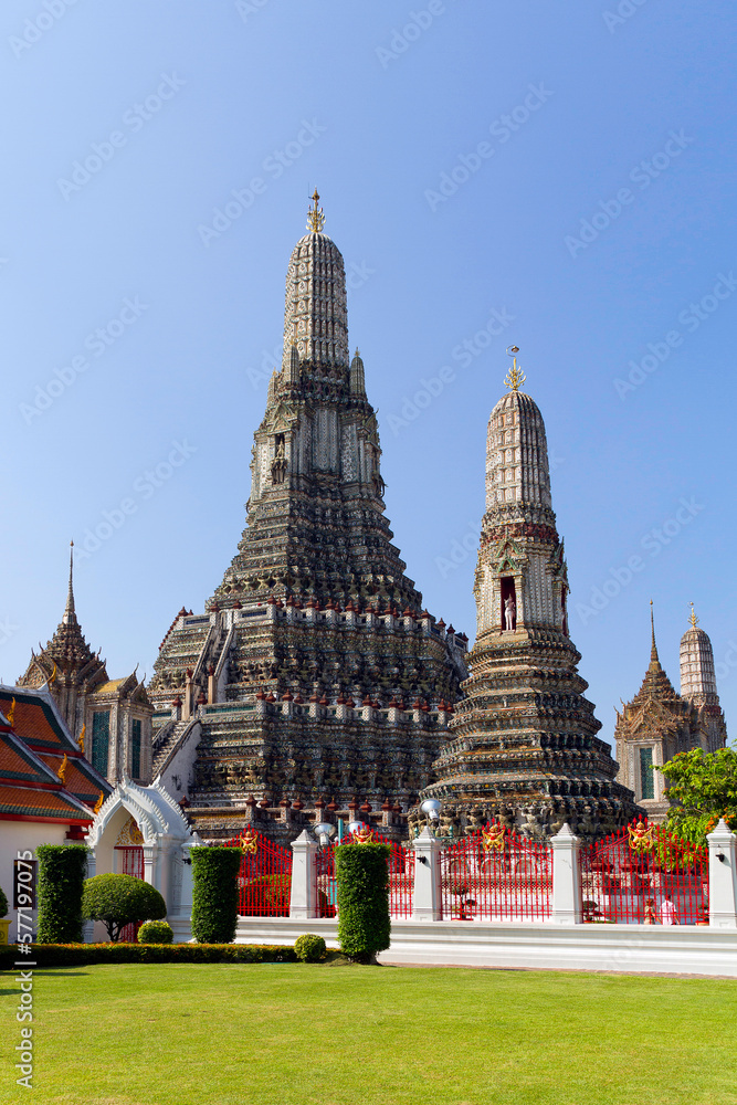 Fototapeta premium Khymer style Wat Arun the Temple of Dawn in Bangkok, Thailand
