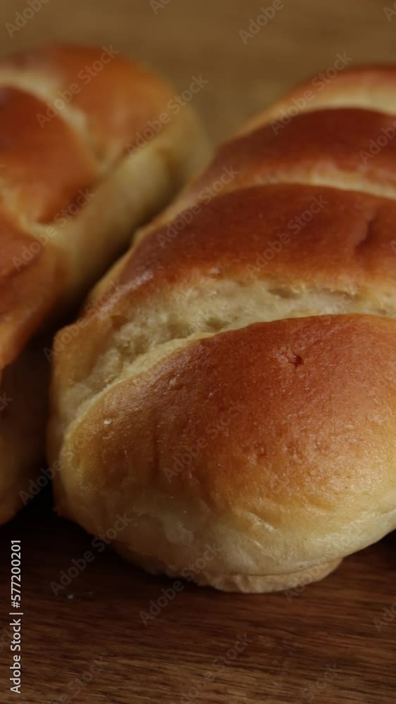 plusieurs pains au lait, en gros plan, sur une table plusieurs pains au lait, en gros plan, sur une table