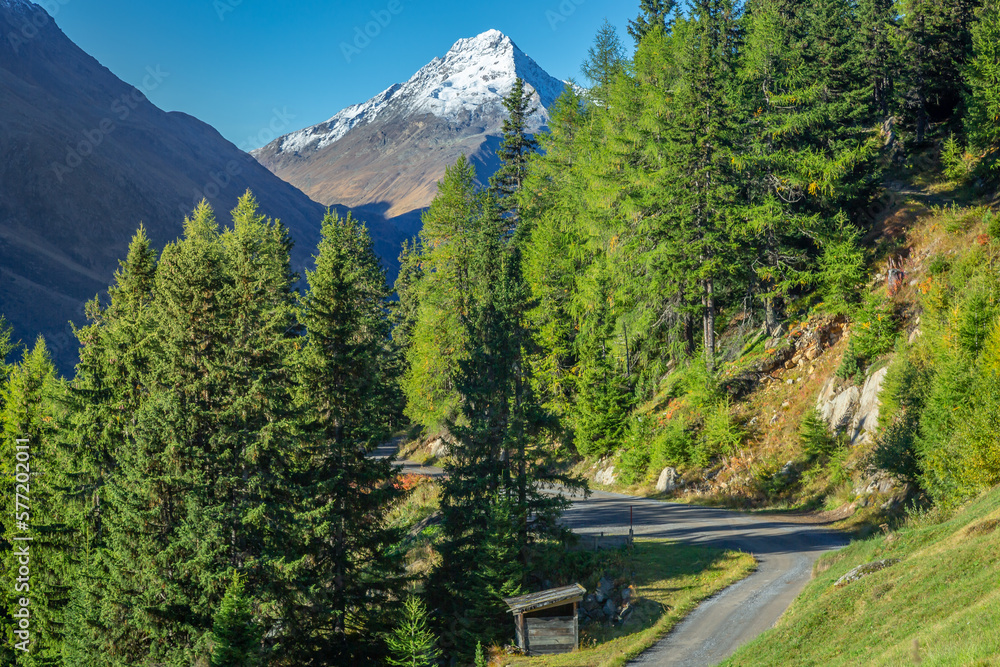 Φωτογραφία Mountain road in Idyllic alpine landscape of Tyrol, near Innsbruck, Austria