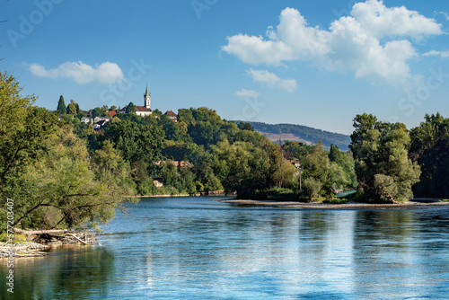 Das aargauer Wasserschloss, Zusammenfluss von Aare und Reuss bei Stilli. Panorama mit Blick auf die Kirche Rein, die auf dem Hügel trohnt.