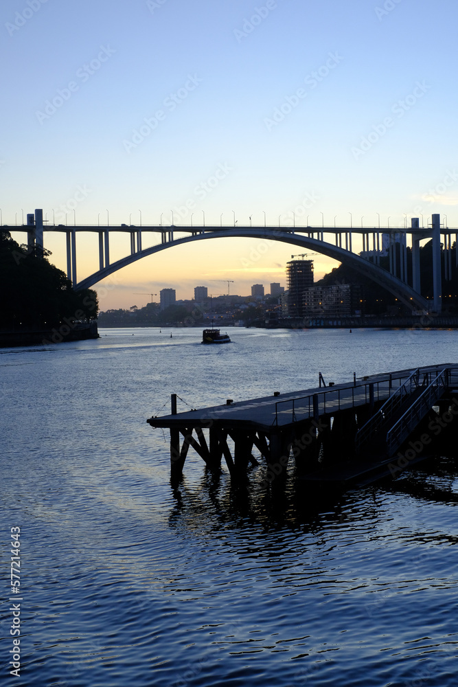 Fototapeta premium Arrábida Bridge (Ponte da Arrábida) and heliport in Porto, Portugal