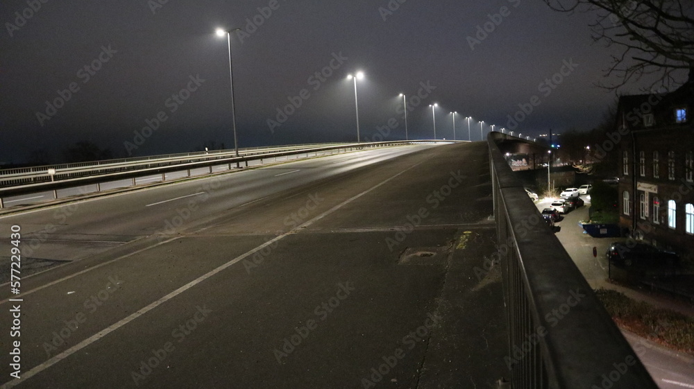 Obraz premium Bahnhof Straße Hochstraße Nacht