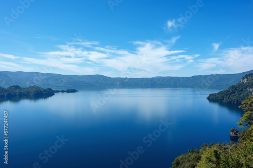 【青森県十和田湖】瞰湖台から眺める十和田湖は開放的な大パノラマ © ikeda_a