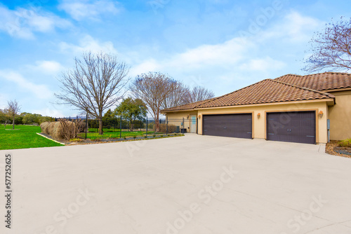 Fotografia home driveway with garages