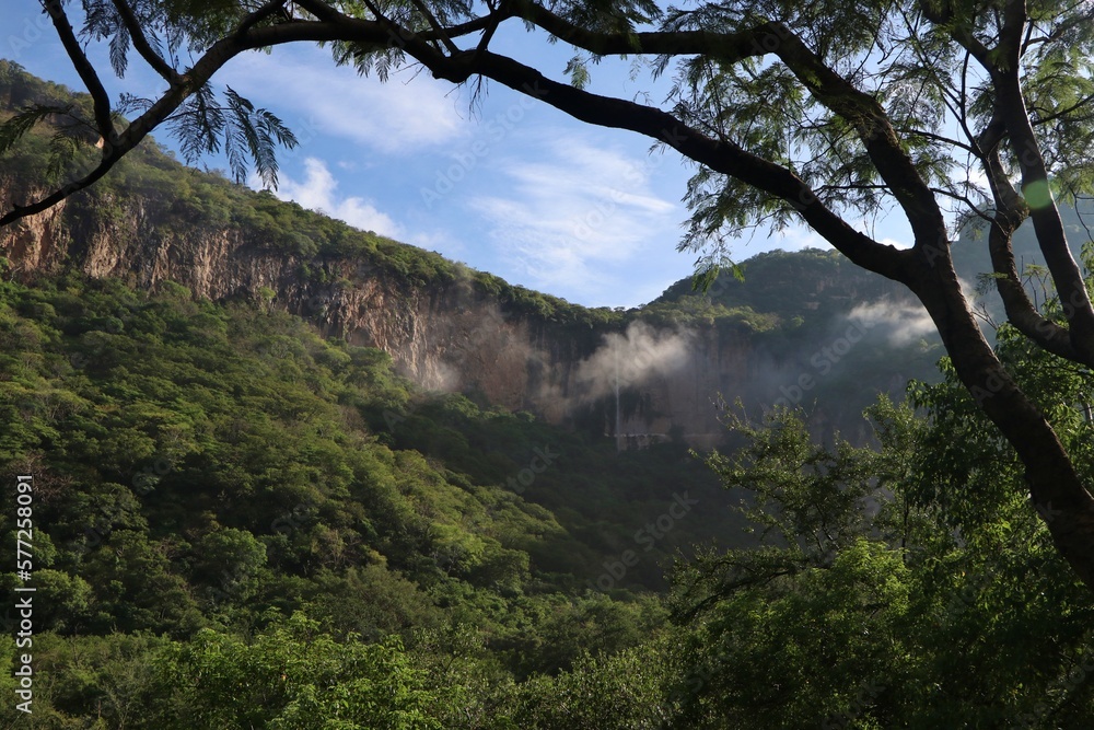 Una vista de la cascada en la barranca de Huentitan en Guadalajara