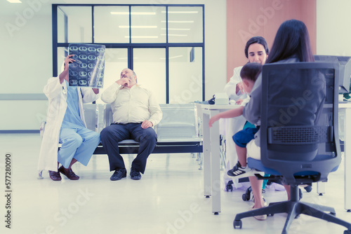 The doctor talks to the patient's parents about the results of the X-ray of the brain. that has been affected by an accident, Which the results of the examination came out good