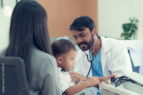 The pediatrician must try to play with the child. which parents brought to check the body to make it easier to examine the child