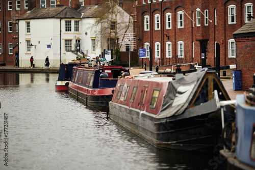 Obraz na płótnie Colorful boats, houses on the water in the canals of Birmingham w salonie