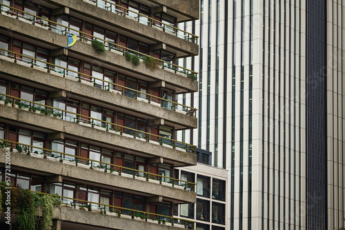 Obraz na płótnie Modernist architecture of the estate and buildings in the Barbican district of London w salonie