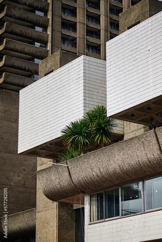 Obraz na płótnie Modernist architecture of the estate and buildings in the Barbican district of London w salonie