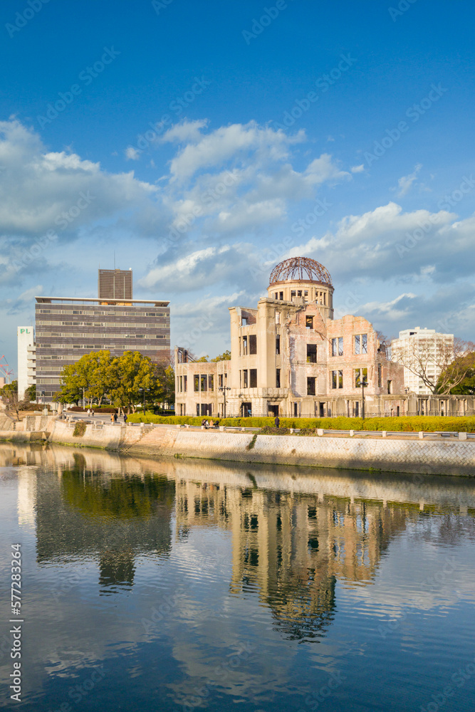広島平和記念公園から原爆ドームを望む風景