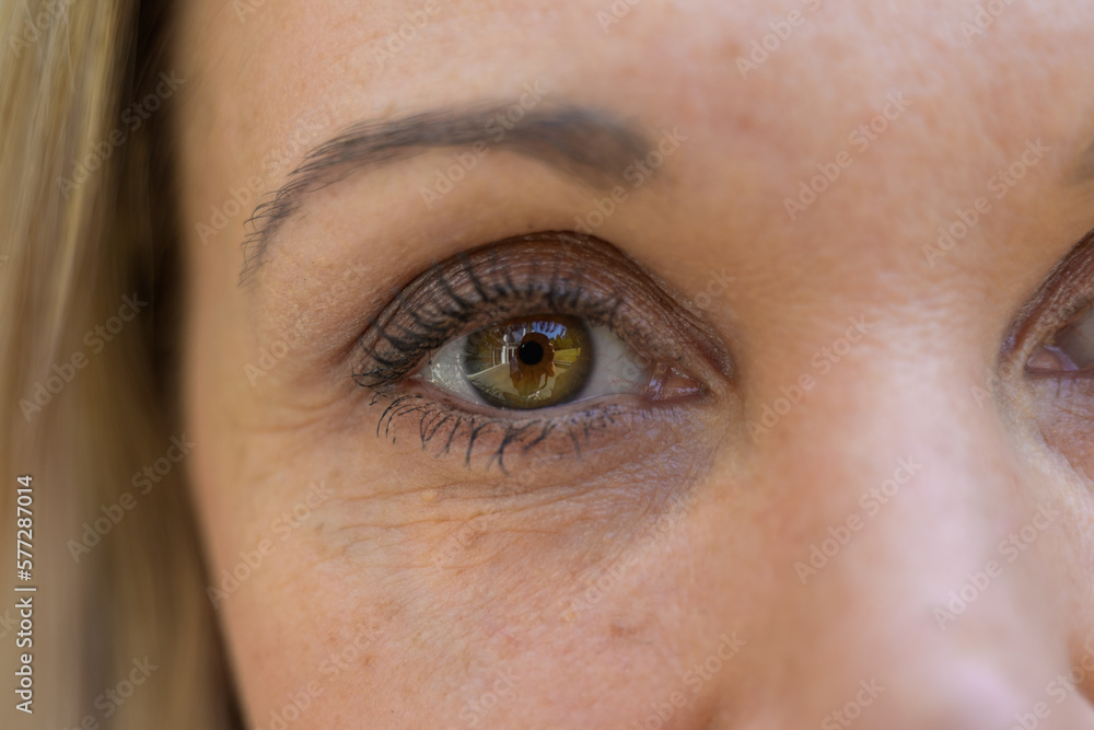 Obraz premium Close up cropped shot of the eye of a blond woman