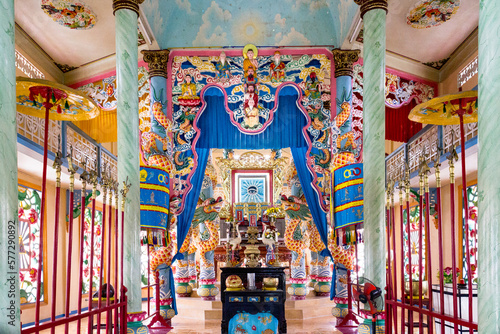 Intérieur coloré d'un temple cadoiste photo