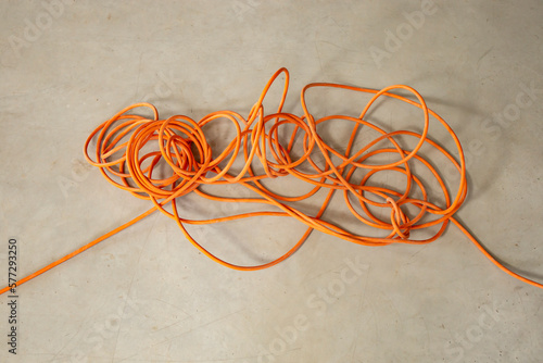 Cuadro en lienzo Tangled orange electrical cord, impossible problem