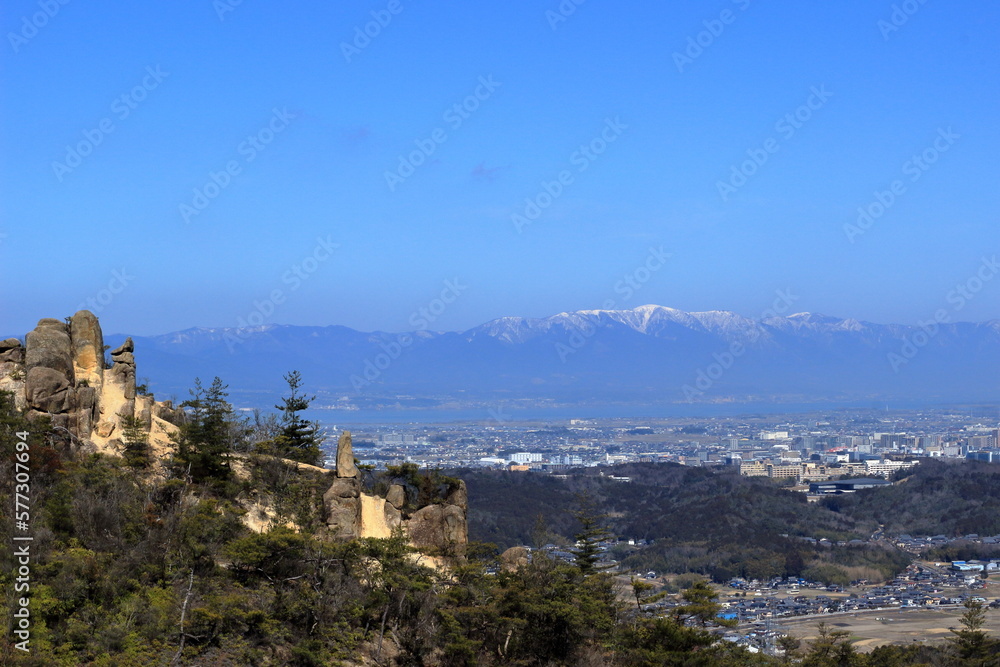 登山道から眺める琵琶湖と冠雪した蓬莱山
