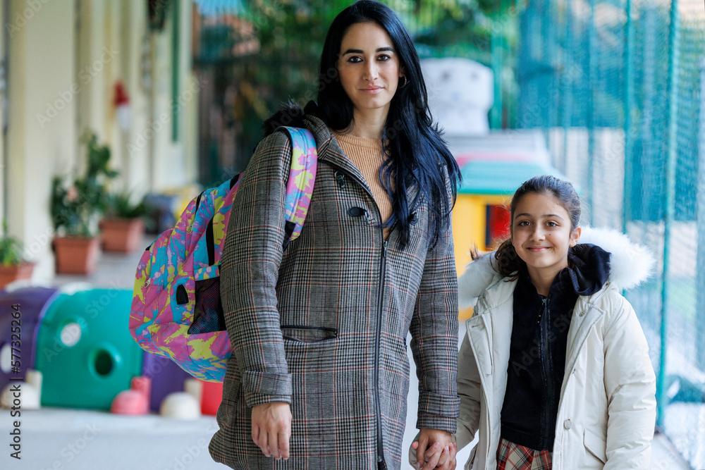 Sognare Di Cercare La Propria Figlia Stockfoto Una Madre accompagna la propria figlia a scuola e le da le