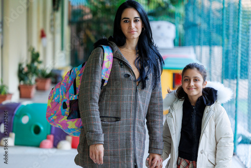 Bild auf Leinwand Una Madre accompagna la propria figlia a scuola e le da le raccomandazioni prima