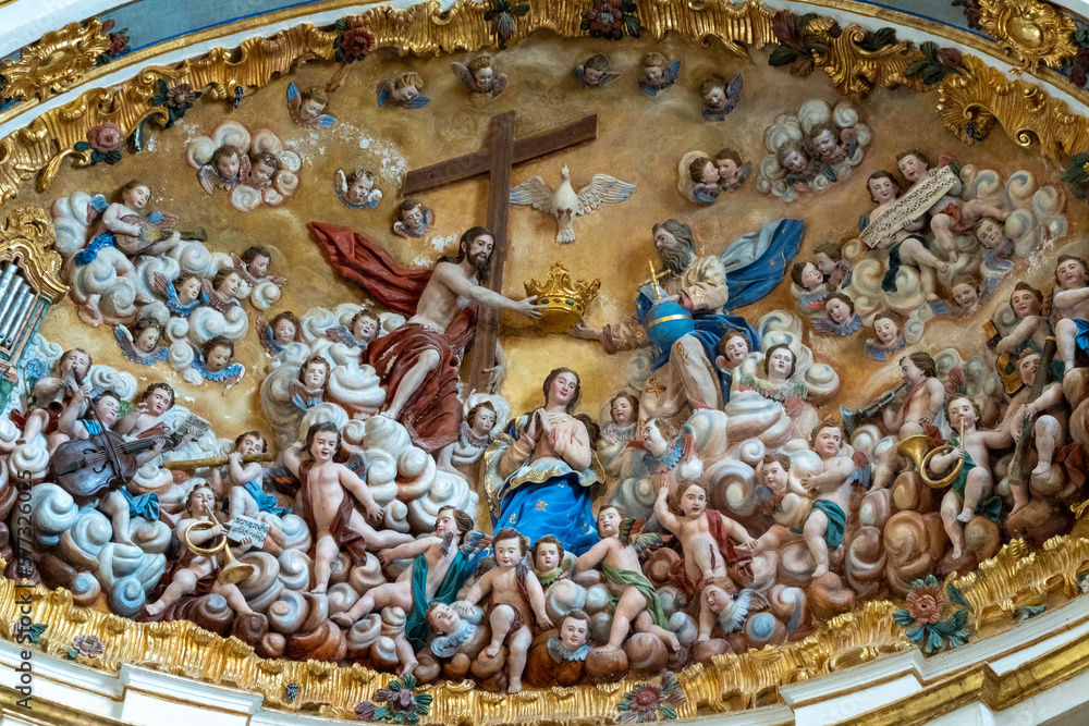 Cuadro religioso expuesto en el techo de la Catedral de Burgos con motivo de Semana Santa.