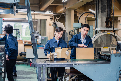 物流センターで発送業務をする作業員