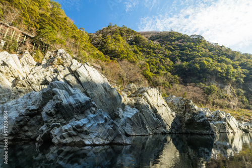 日本 徳島県三好市を流れる吉野川を行く遊覧船から見える大歩危峡