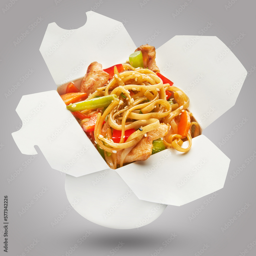 Foto de Asian ramen noodles with chicken fillet, vegetables, soy sauce ...