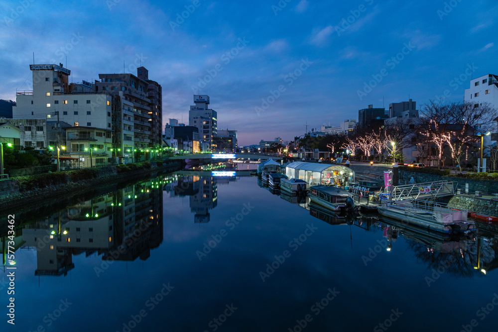 日本　徳島県徳島市の街中を流れる新町川にかかる両国橋から見える阿波製紙水際公園とふれあい橋と川沿いの夜景