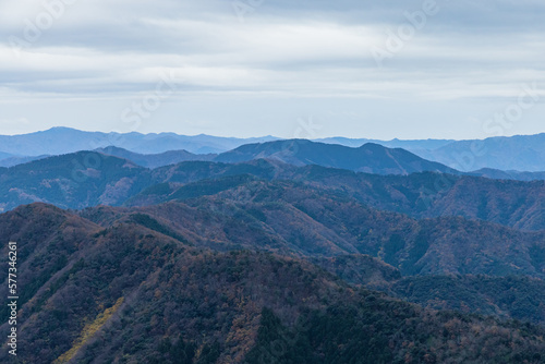 日本 福井県三方上中郡若狭町の三方五湖レインボーラインの駐車場から望む山々