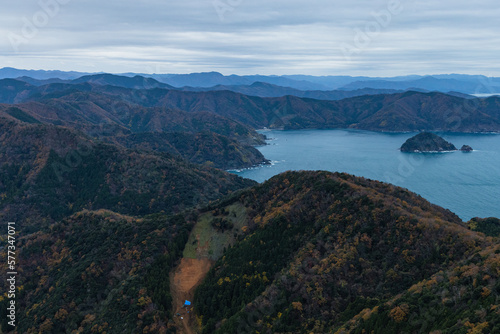 日本 福井県三方上中郡若狭町の三方五湖レインボーライン山頂公園の若狭テラスから見える烏辺島と日本海