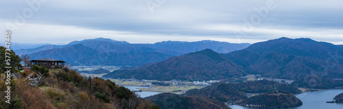 日本 福井県三方上中郡若狭町の三方五湖レインボーライン山頂公園の展望台から見える三方五湖