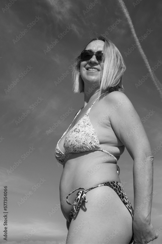 Portret kobiety w bikini na tle nieba - obrazy, fototapety, plakaty 
