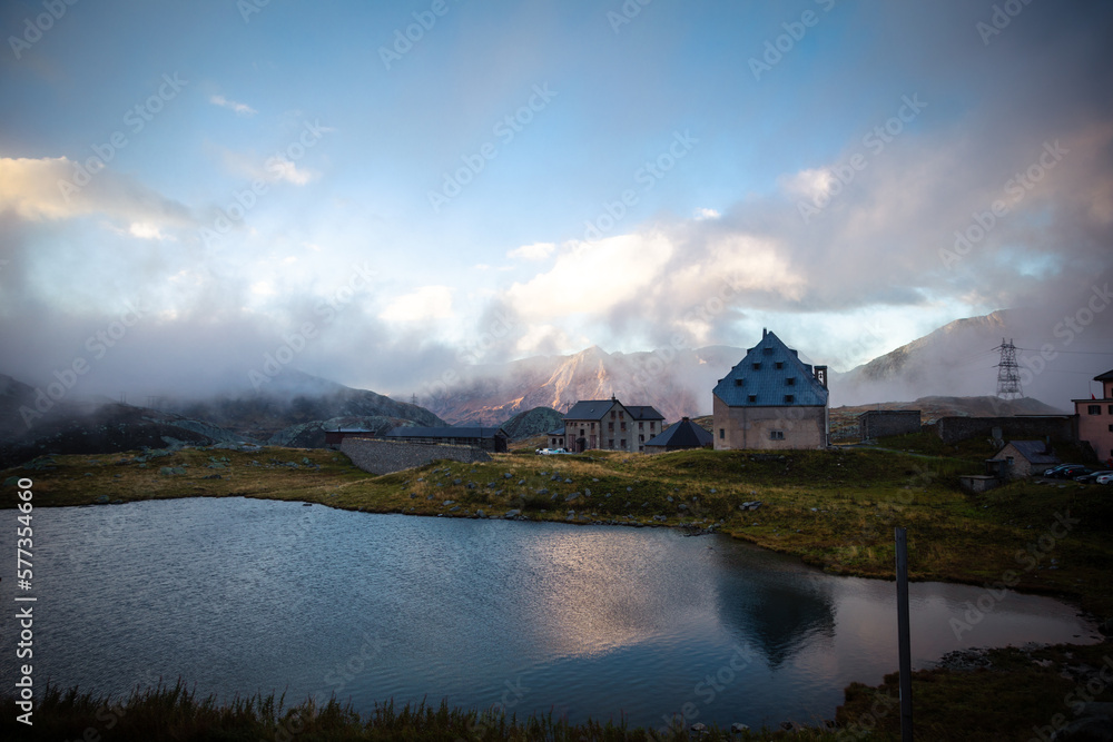 Fototapeta premium Gotthard Pass Schweiz mit See Lago Della Piazza