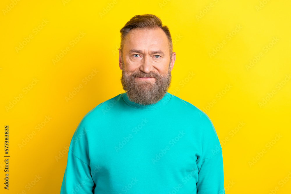 Obraz premium Photo portrait of nice retired man look camera cheerful smile good mood dressed stylish cyan outfit isolated on yellow color background