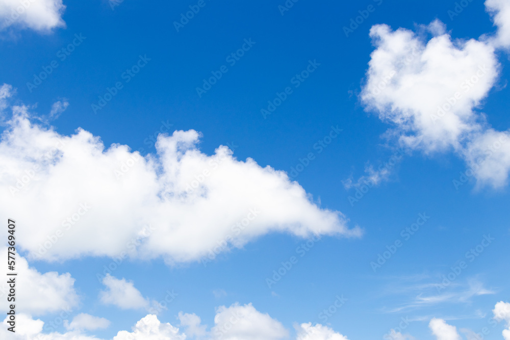 Obraz premium Clear blue color sky with white cloud background
