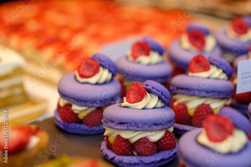 Εκτύπωση καμβά Raspberry Macaron in a London pastry showcase