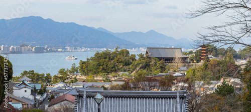 日本 広島県廿日市市の宮島にある大聖院から見える瀬戸内海と市街地