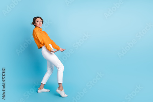 Fotografie Full length photo of lovely young lady carry hold heavy empty space wear trendy