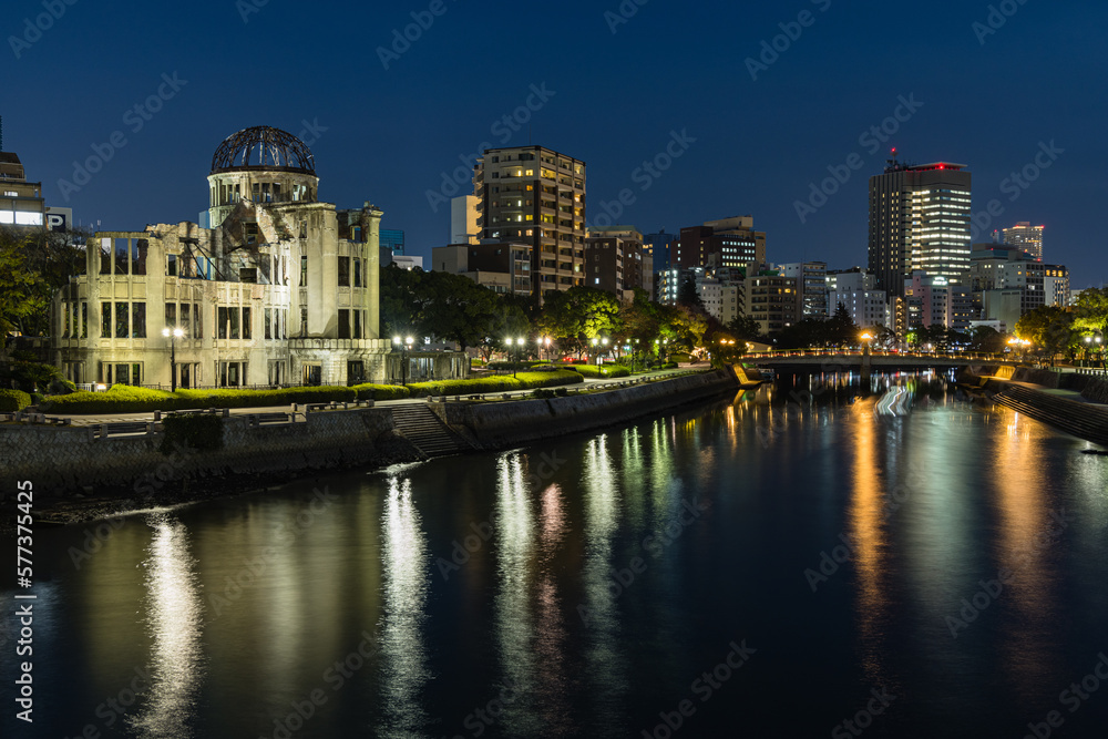 日本　広島県広島市にあるライトアップされた原爆ドームと元安川の夜景