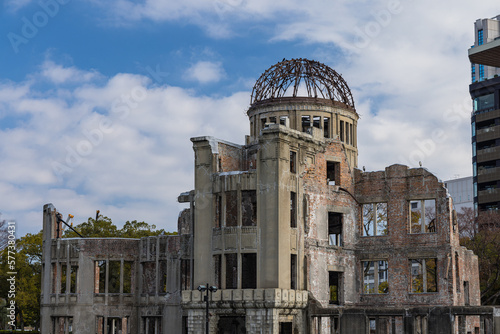 日本　広島県広島市にある広島平和記念碑の原爆ドーム photo