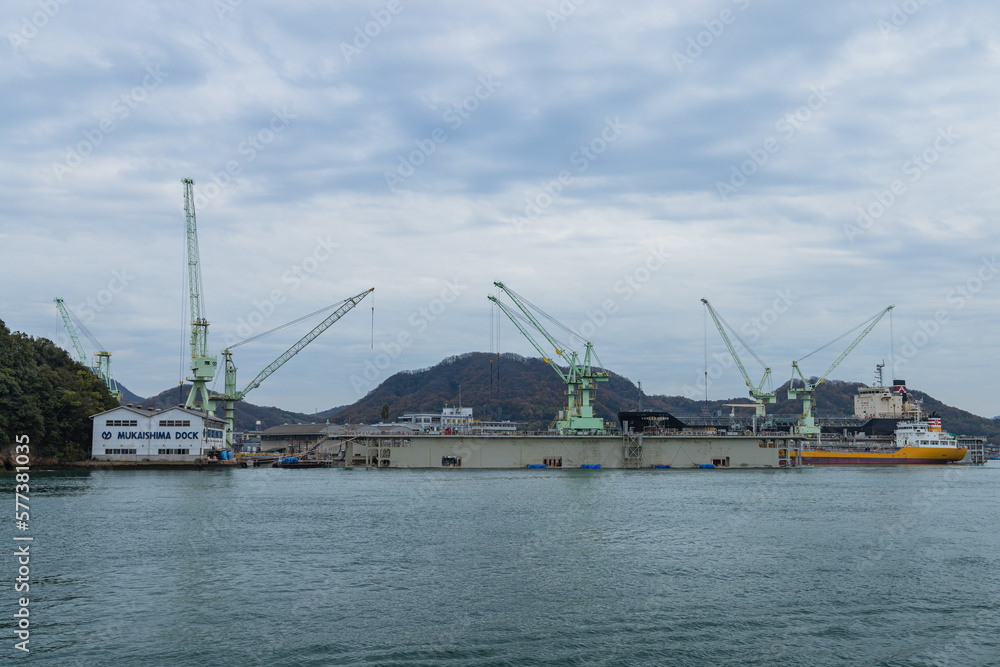 日本　広島県尾道市の尾道水道にある港と造船所