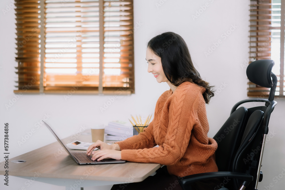 Women use the keyboard for laptops for mobile payments Omni channel online shopping. Women use the keyboard for laptops for mobile payments Omni channel online shopping.