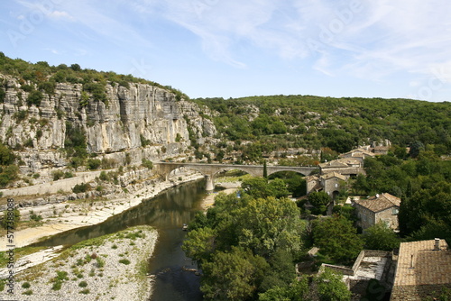 Le pont de Balazuc, village médiéval au-dessus de la rivière Ardèche en France