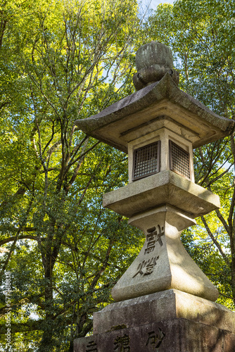 日本 奈良県奈良市の奈良公園内にある春日大社への向かう道に建つ灯籠