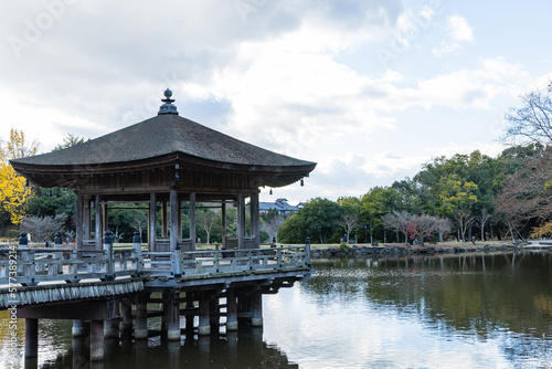 日本　奈良県奈良市の奈良公園にある鷺池に建つ浮見堂 © pespiero