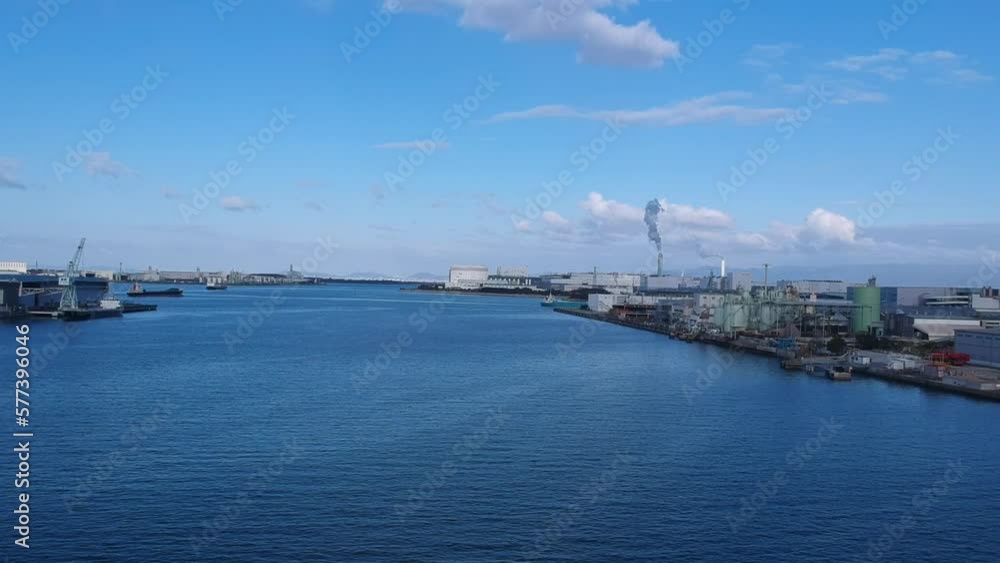 航空撮影した大阪府堺市の港の沿岸風景 航空撮影した大阪府堺市の港の沿岸風景