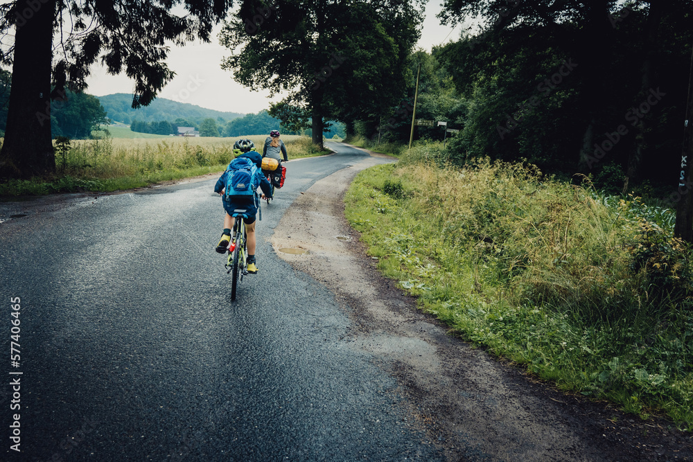 Bikepacking Abenteuer - Kleiner Junge und Mädchen auf einer Fahrradtour bei Regenwetter durch Niedersachsen, Deutschland