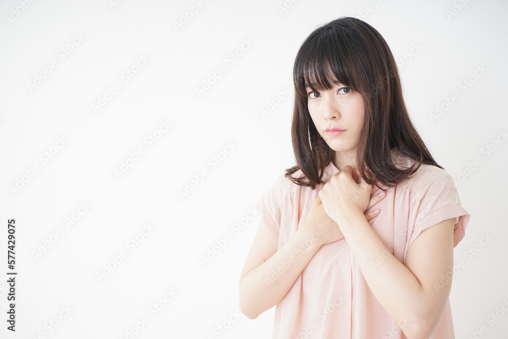 二日酔いで体調不良の若い女性